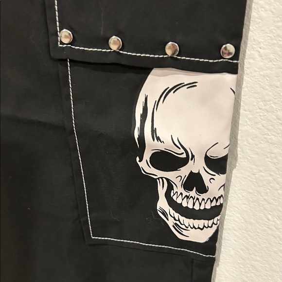 ROMWE Black Cargo Pants with Skull Detail - Picture 3 of 7